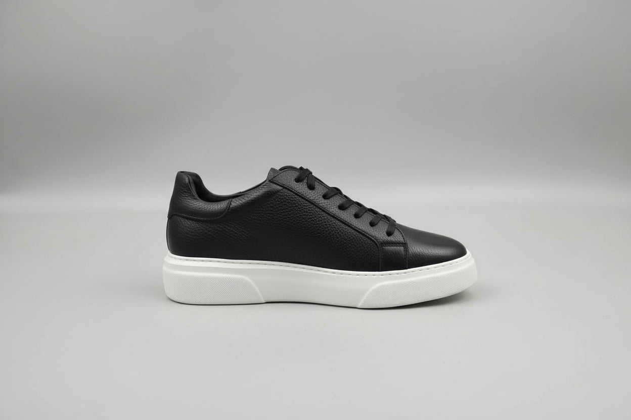 black casual men sneaker 