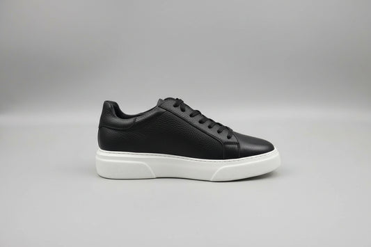 black casual men sneaker 